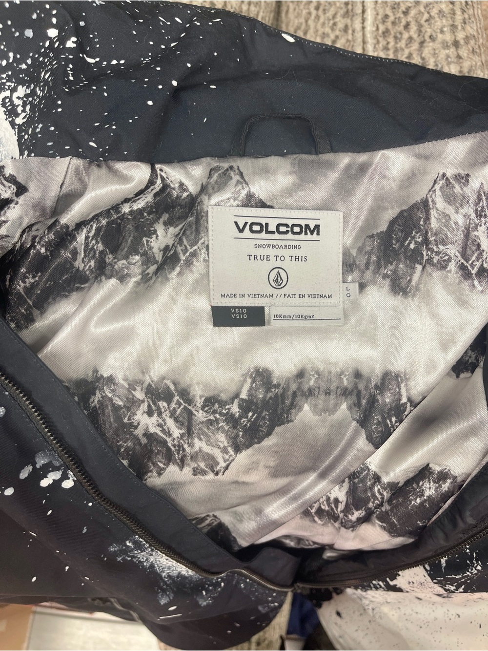 Limited Edition Volcom Ski Jacket - Picture 3 of 4